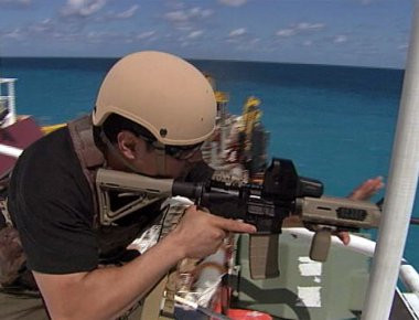 Βίντεο: Ανταλλαγή πυρών μεταξύ μισθοφόρων εμπορικού πλοίου και Σομαλών πειρατών